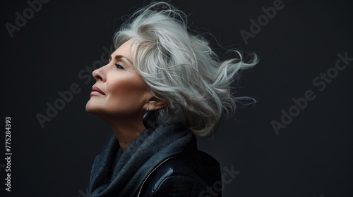Ältere akttraktive Frau mit grauen Haaren, Generative AI