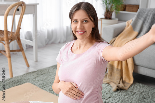 Sporty pregnant woman takin...