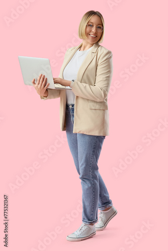 Mature businesswoman workin...