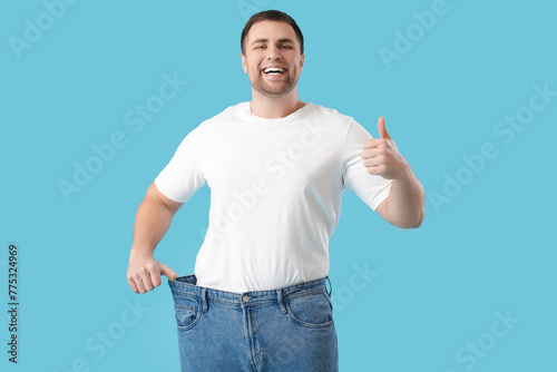 Young man in loose jeans sh...