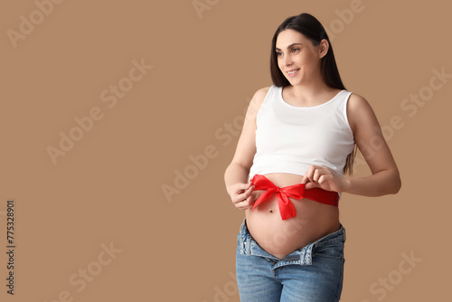 Young pregnant woman with r...