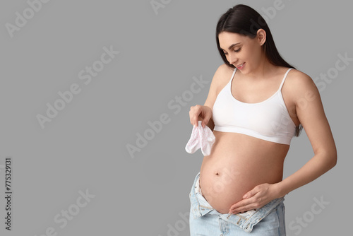 Young pregnant woman with b...