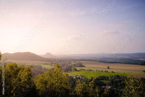 Blick ins Tal bei Sonnenuntergang im Elbsandsteingebirge