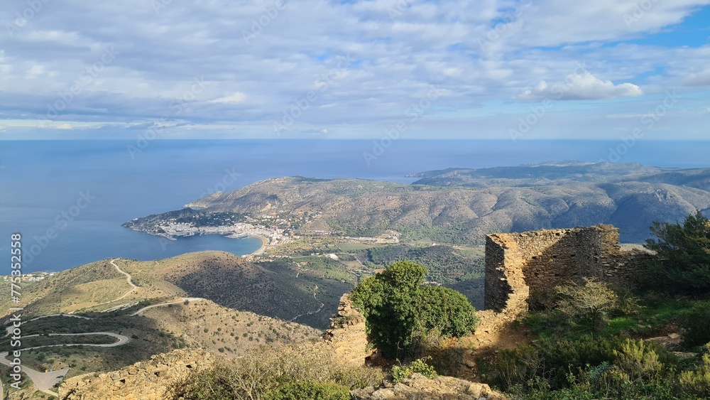 La Méditerranée et le cap Creuz vus depuis le monastère de Sant Pere de Rodes