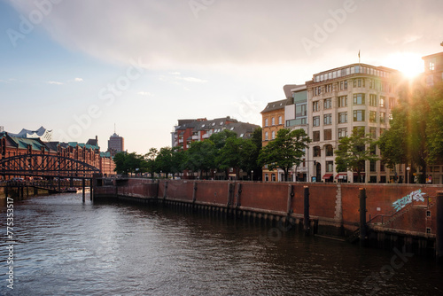 Sonnenuntergang in Hamburg mit Speicherstadt und Elbphilharmonie im Hintergrund