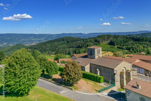 Eglise de village vue de haut en Auvergne photo