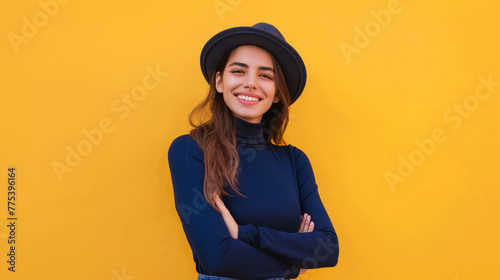 Mulher sorrindo de braços cruzados vestindo azul marinho no fundo amarelo