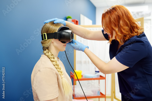 Canvastavla Woman with vertigo symptoms is on appointment of neurologist