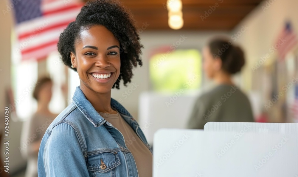 Φωτογραφία A smiling woman holding a voting box in front of an american flag