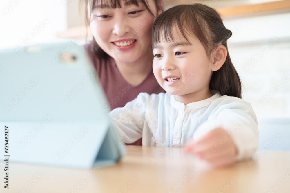 リビングでタブレットを使う家族 リビングでタブレットを使う家族