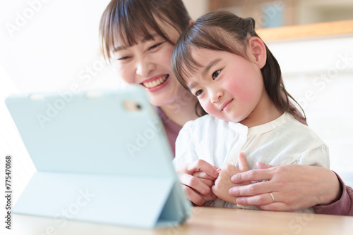 タブレットを楽しむ女の子とお母さん