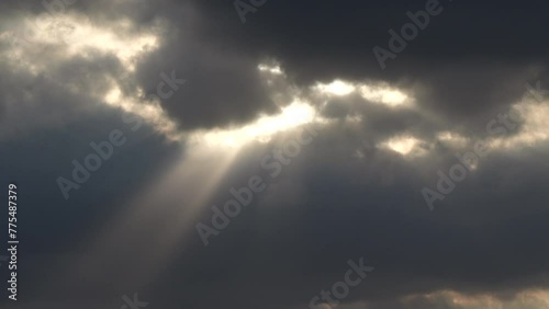 ゆっくり動く雲と隙間から漏れる太陽の光