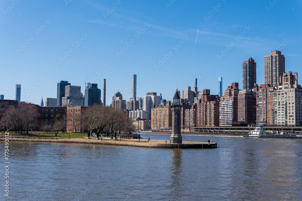 Fototapeta premium city skyline roosevelt island in nyc