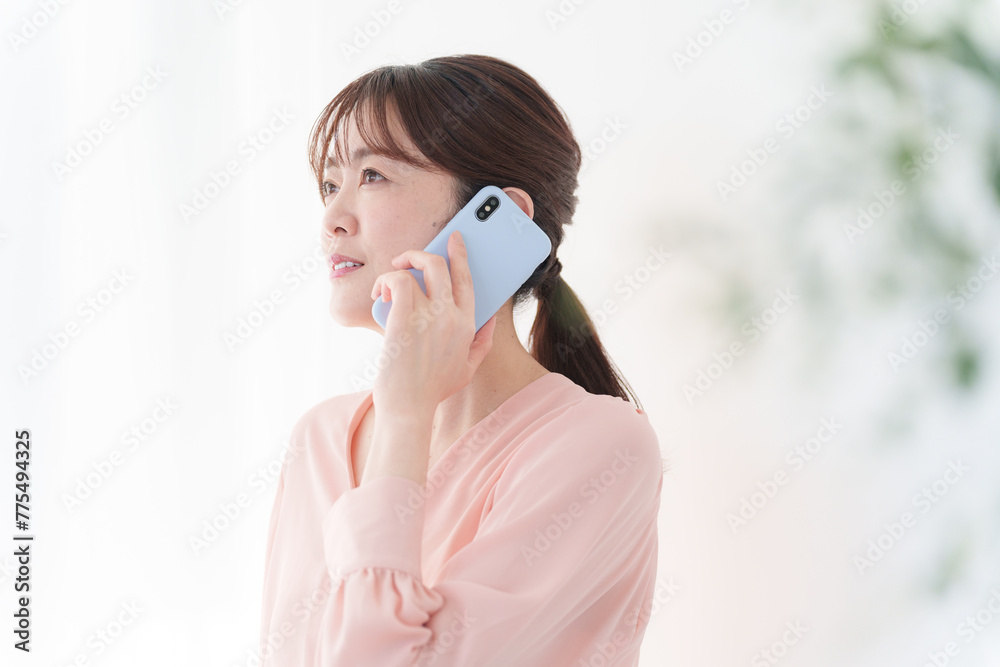スマホで通話する女性