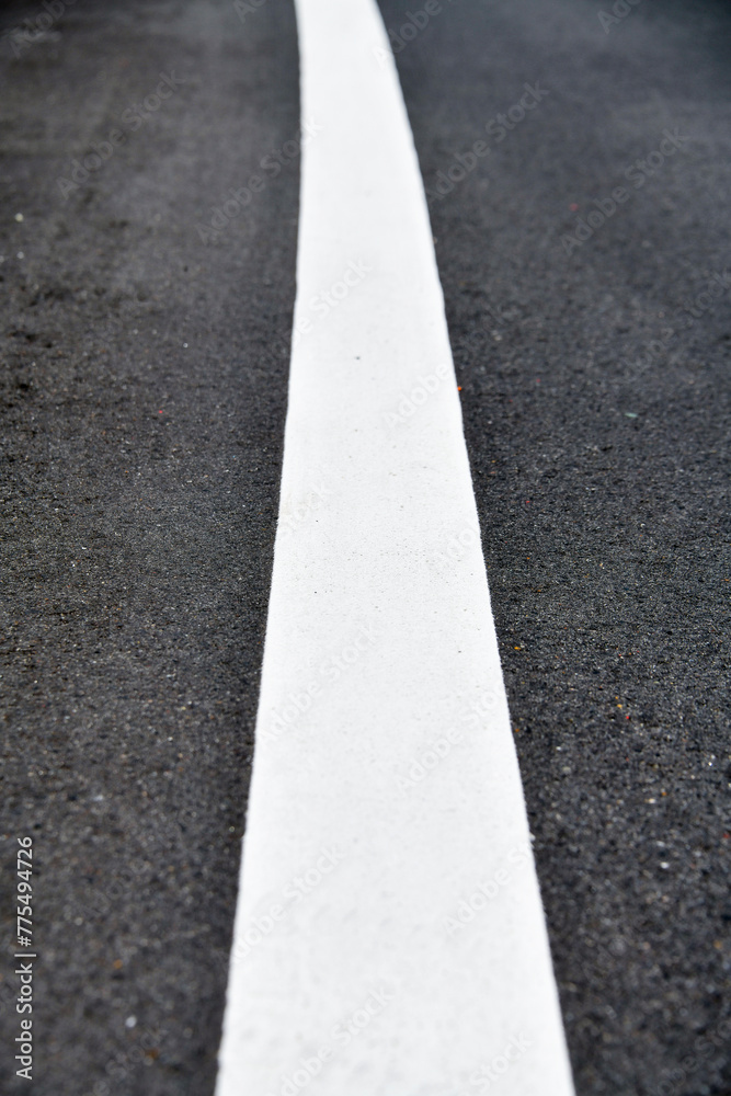 Fototapeta premium 舗装された道路と白線