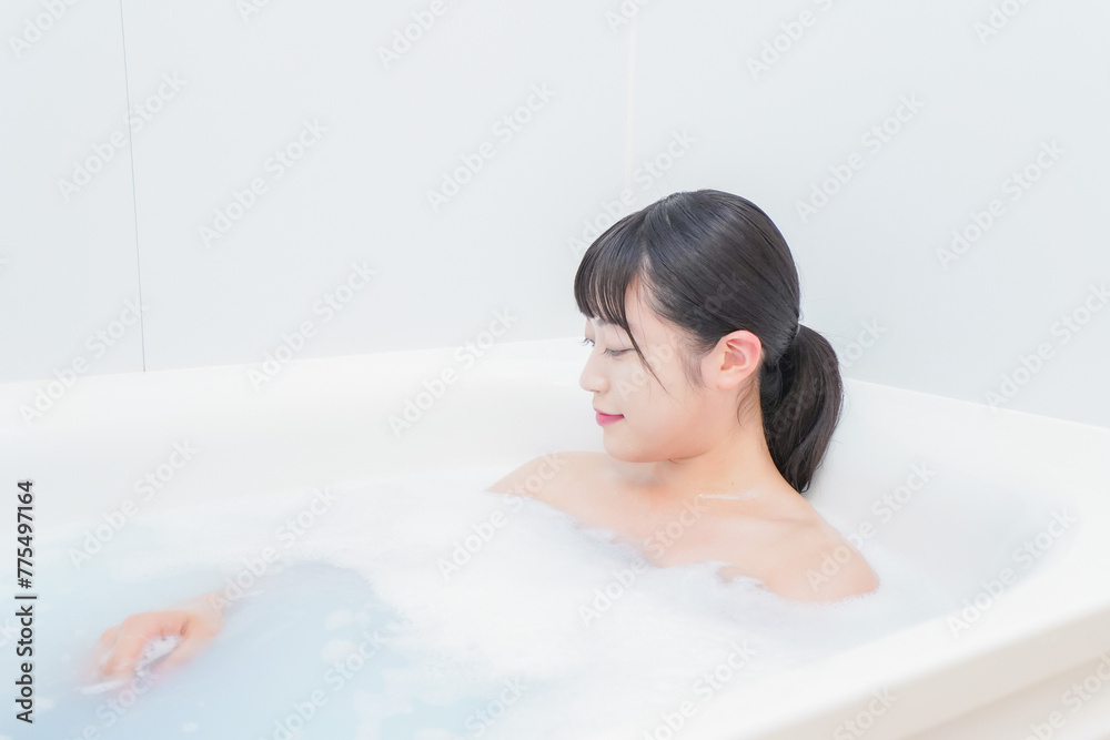 お風呂でお湯に浸かる若い女性 お風呂でお湯に浸かる若い女性