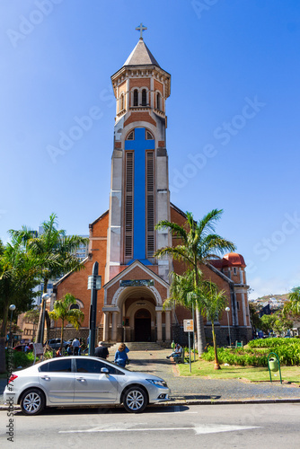 Fotografie Fachada da Basílica de Nossa Senhora da Saúde - POÇOS DE CALDAS, MG, BRAZIL - JULY 21, 2023: Facade of the Basilica of Our Lady of Health in neo-Romanesque style in Monsignor Faria de Castro square