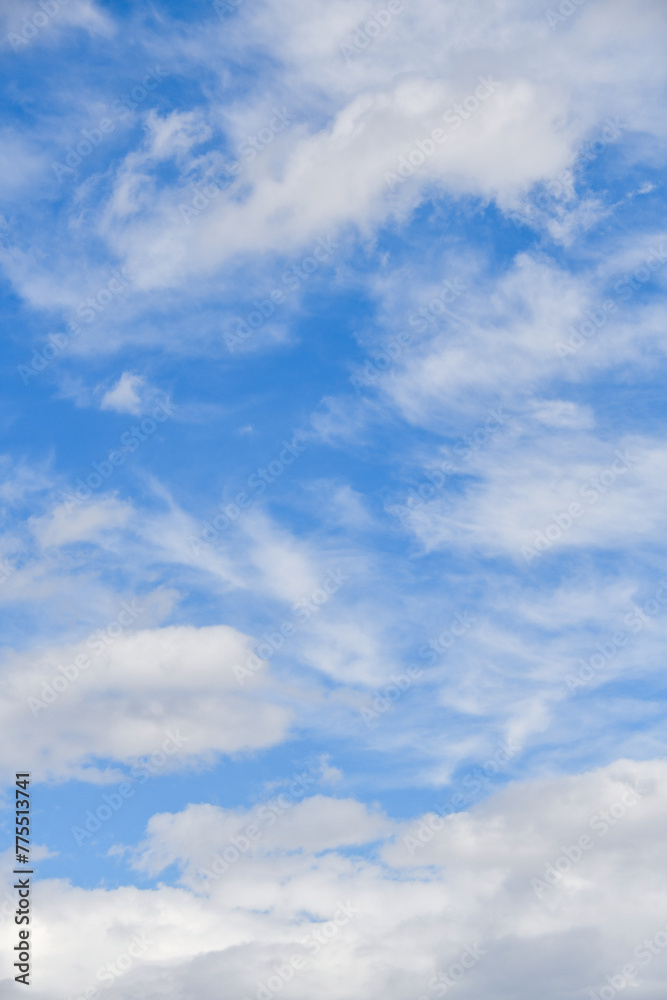 青空と白い雲　コピースペース