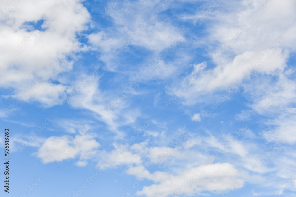 青空と白い雲　コピースペース