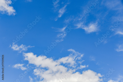 青空と白い雲　コピースペース