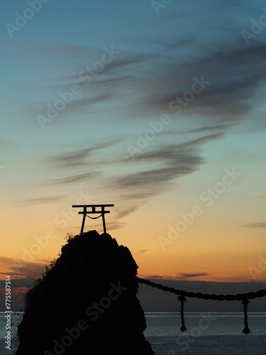岩の上に立つ鳥居と印象的な空