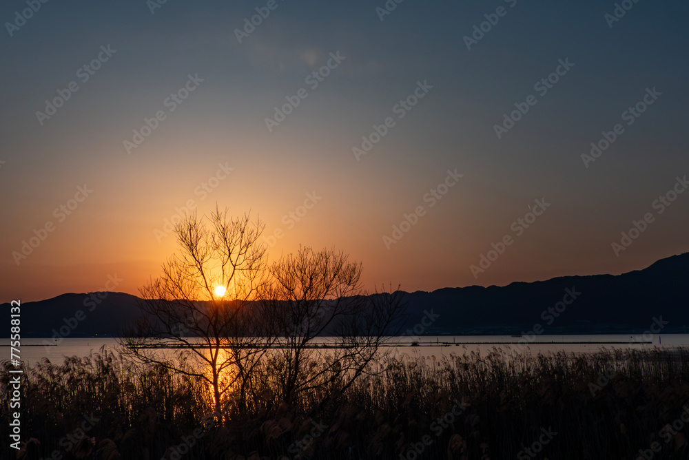 琵琶湖の夕焼け　夕陽　サンセット　オレンジに染まる湖　滋賀県草津市