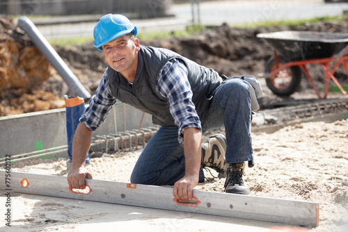 builder during floor covering works