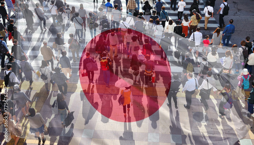 日本の国旗を背景にコラージュした、道路を行きかう通勤途中の日本人のビジネスパーソンたち