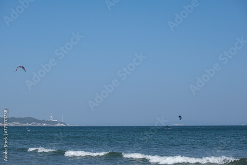 カイトサーフィンが盛んな三浦海岸のビーチ