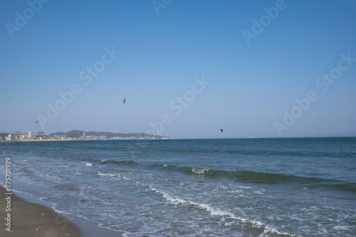 カイトサーフィンが盛んな三浦海岸のビーチ