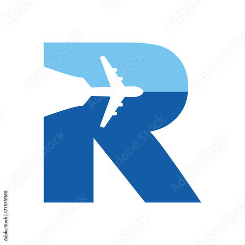 Logo travel. Letra inicial R con silueta de avión en espacio negativo para agencia de viajes