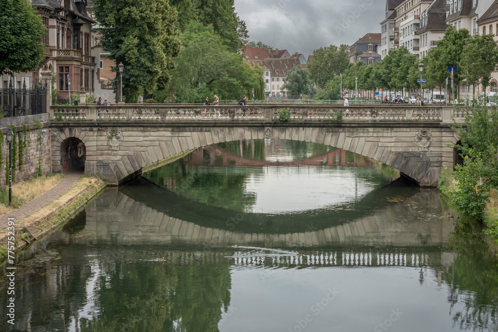 Φωτογραφία Strasbourg, France - 06 28 2023: Strasbourg city: View of the typical post office bridge reflecting in the river from Jewish Gateway