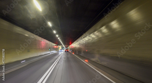 Der Arlberg-Straßentunnel in Richtung Innsbruck (Tirol, Österreich)