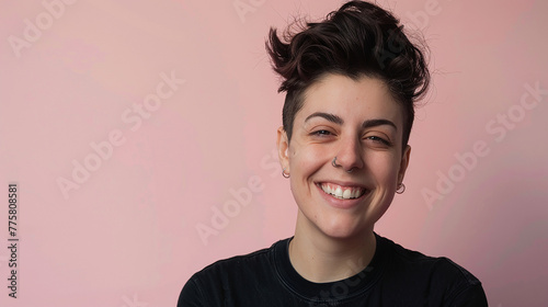 Obraz na płótnie Androgynous woman with a punk style smiling against a solid color background w salonie