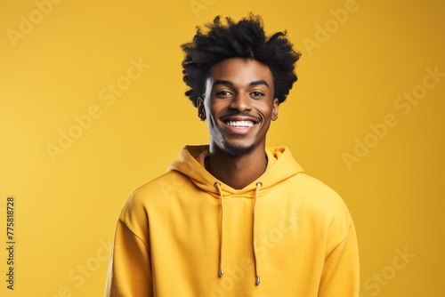 A man with a yellow hoodie is smiling © Juan Hernandez