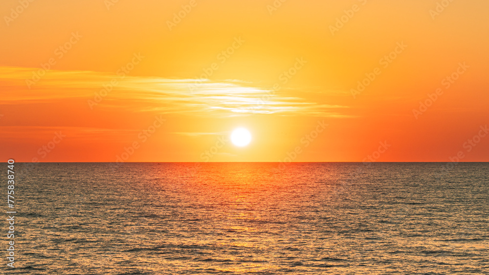 Fototapeta premium O sol no amanhecer da praia - horizonte