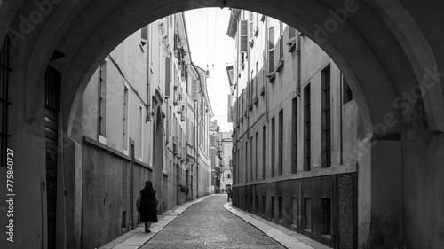 mulher religiosa caminhar pelas ruas de uma cidade do interior da Italia