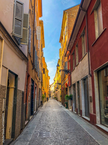 Fototapeta Naklejka Na Ścianę i Meble -  uma rua com prédios coloridos em uma cidade do interior da Itália