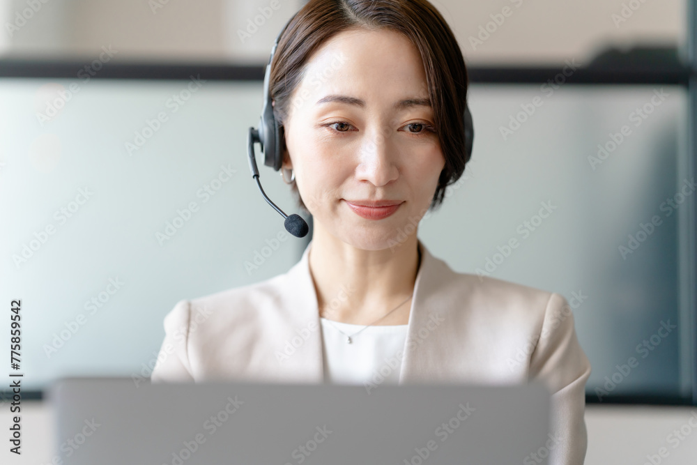 ヘッドセットをつけて話す女性 ヘッドセットをつけて話す女性