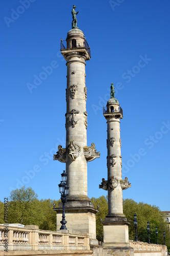 France, Aquitaine, Bordeaux, les colonnes rostrales situées place des quinconces , elles datent de 1928, elles sont ornées  de manière symétrique, 2 statues représentent le commerce et la navigation. photo
