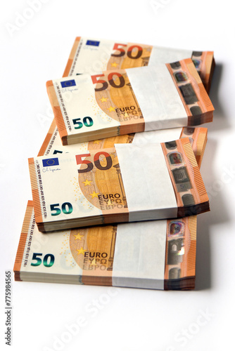 geldbündel - druckfrische fünfzig euro scheine