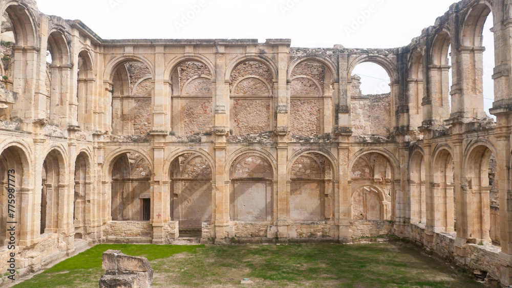 Arcos en monasterio en ruinas en Burgos