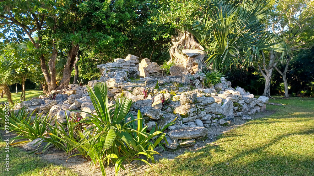 Obraz premium Ruins in Playa del Carmen Archeological Site