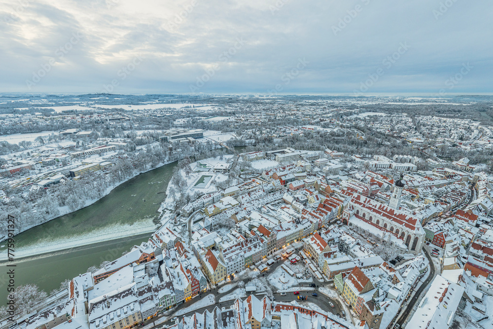 Blick auf die winterlich verschneite Stadt Landsberg am Lech in Vorweihnachtszeit
