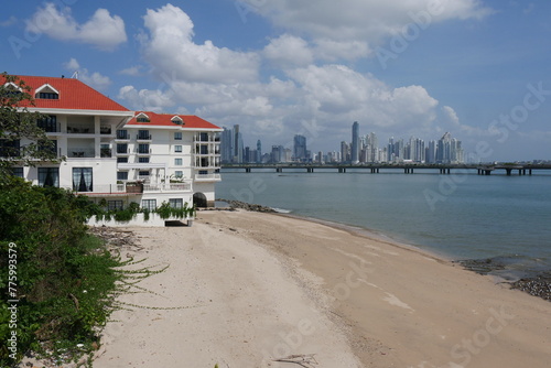 Strand in der Altstadt Casco Viejo in Panama-Stadt mit Skyline der Großstadt im Hintergrund