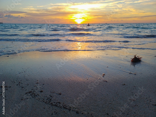 Fototapeta Naklejka Na Ścianę i Meble -  Sunrise in a Caribbean sea