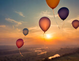 Ballons multicolores dans le ciel au coucher du soleil