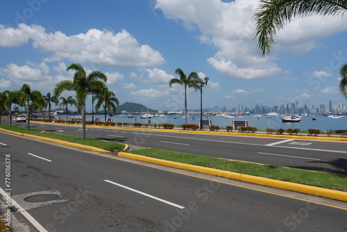 Straßendamm Amador am Panamakanal in Panama-Stadt photo