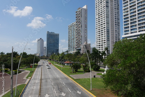 Hochhäuser an der Panamericana am Küstenpark der Promenade Cinta Costera in Panama-Stadt photo
