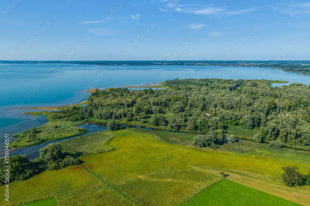 Naturlandschaft im oberbayerischen Chiemgau bei Feldwies am Chiemsee Naturlandschaft im oberbayerischen Chiemgau bei Feldwies am Chiemsee
